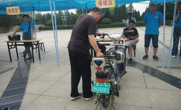 电动车新规载人要罚款限速限电池超标车报废专家咋想的