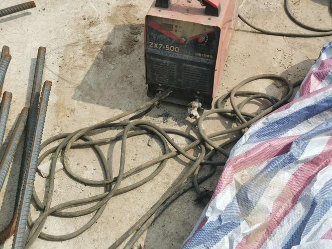 4,电焊机二次线保护套损坏,无专用箱