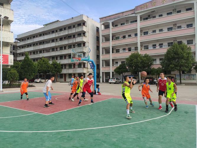 丰顺县业余体校到汤坑镇第二中学举行"送球入校"活动