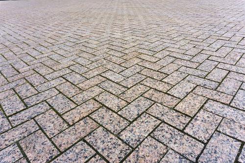 背景-用花岗岩铺路板铺就的区域, 延伸到透视