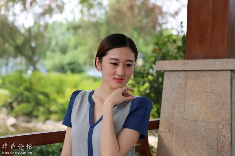 朴素大方的美女外拍 _ 图片网