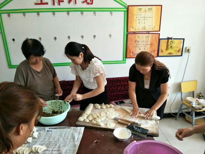 大家一起包饺子庆祝教师节