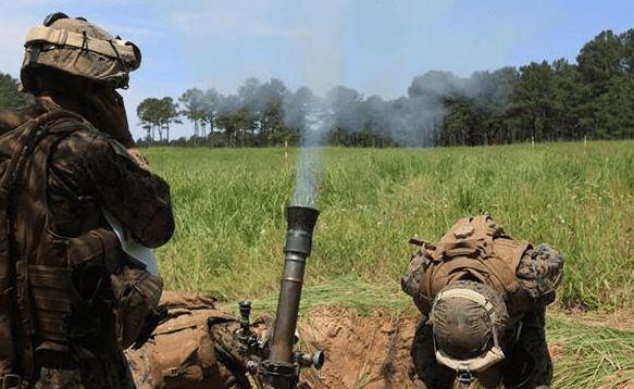 在这张动图中,美军一m-252式81毫米迫击炮正在发射,炮手用10秒钟进行