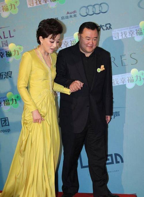 杨澜与老公同框,穿一袭黄色长裙小鸟依人,老公身材发福一脸憨