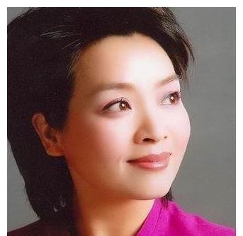 央视主持人章伟秋,出身于绘画世家,结婚多年,夫妻恩爱