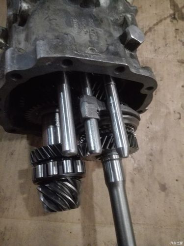 桑塔纳3000五速手动变速箱倒档跳挡维修过程