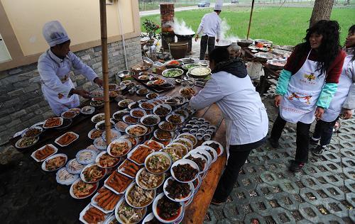 2月3日,都江堰市天马镇金玉村,厨师们正在准备当地的特色"九大碗"