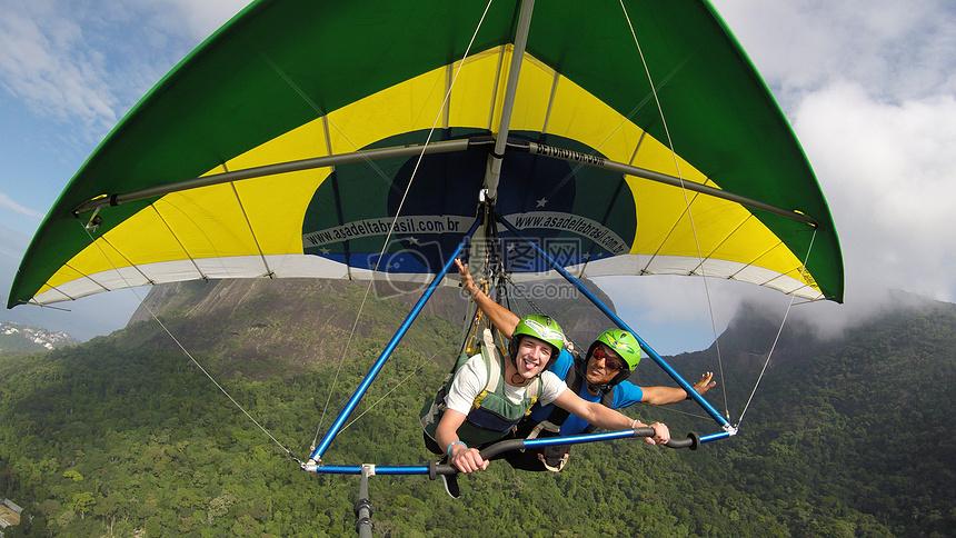 巴西滑翔伞上的情侣