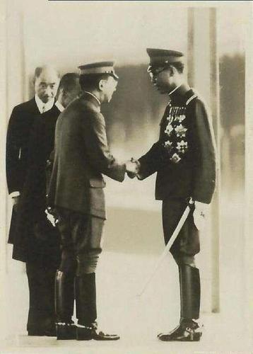 溥仪罕见日与本天皇的8张老照片,身高总算争了口气