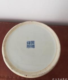 六十年代景德镇制青花山水笔筒底款蓝色篆书景德镇制应该是人民瓷厂所