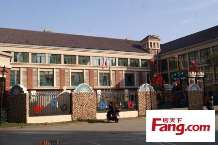同时尚格名城小学也将成为株洲名校,另外周边的北师大附中,白鹤小学