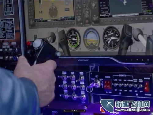 模拟器上的仪表盘,摇杆,按钮等各式仪器尺寸也和真实的飞机一致