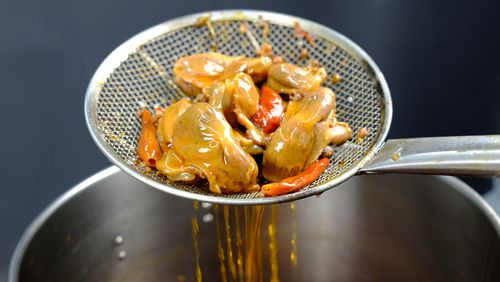 一锅好的卤货是一家成功熟食店的支柱 醉胃鲜鲜卤现捞卤味从原料选取