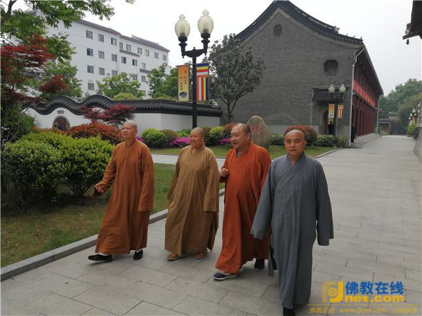 由江苏省佛教协会副会长莲华法师带队,省佛协副会长文龙法师及副秘书