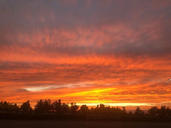 夕阳落下,最美红烧云