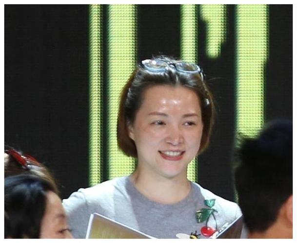 47岁董卿素颜太真实,卸掉浓妆像是普通人?老态尽显气色不佳
