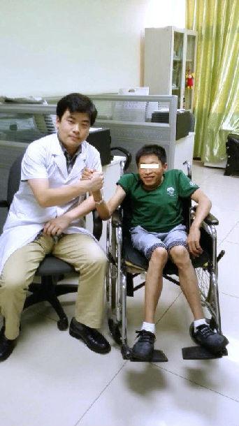 合并有脊髓损害的脊柱畸形,手术风险极大,一度被视为手术禁区.