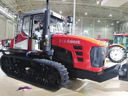 东方红大功率橡胶履带拖拉机相当吸睛