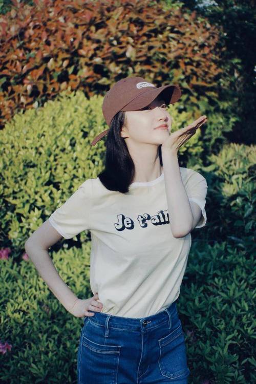 4月29日,景甜工作室发布一组景甜生活照.