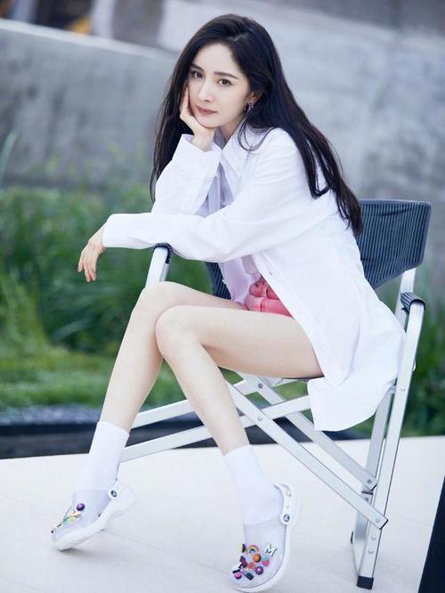 34岁杨幂大秀清凉照,意外暴露出"漫画腿",网友:这也太