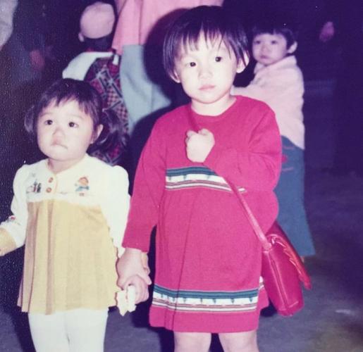只见,范玮琪小时候肉嘟嘟的,皮肤白白嫩嫩,显得十分可爱.