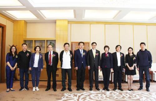 照片说明:陈耀辉,赵永波,葛坚,张俊以,赵宏丽,杨全海等和吉林市委