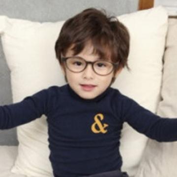 天真可爱的小男孩,男生头像图片-回车桌面