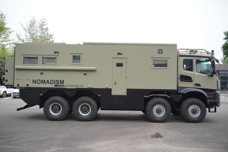 我爱你朴素更爱你奢华奔驰arocs越野房车上