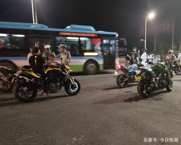 芜湖:大晚上摩托车组队"炸街" 6人不戴头盔被查