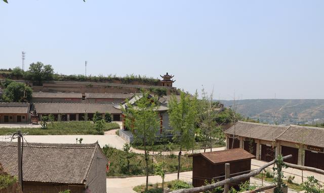 张家窑关中地窑民俗村:商铺关门荒凉空荡 只见"景区"难见游人