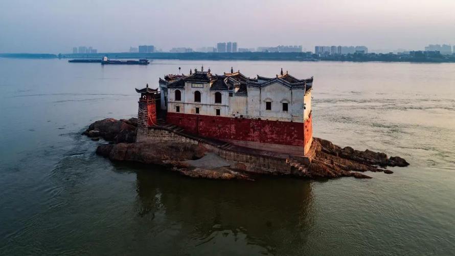  p>鄂州观音阁,又称"龙蟠矶寺",位于湖北省鄂州市鄂城区小东门外的