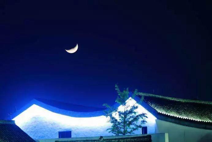 "无言独上西楼,月如钩.寂寞梧桐深院锁清秋."
