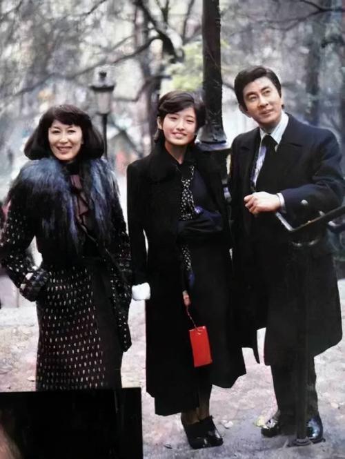 62岁山口百惠晚年照片,裹着黑大衣挎着白包,优雅从容有气质!