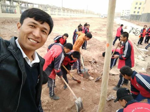 疏附县第三中学"绿化三中,种植希望"活动简报