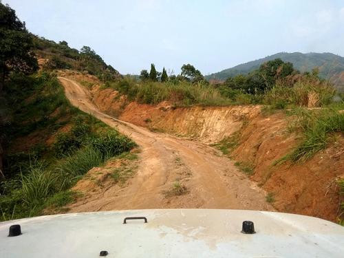 冲上30度的陡坡 只为在500米峰顶纵身一跃