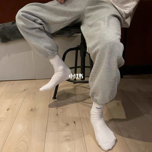 白袜子,灰裤子_袜子_裤子_穿搭_男生袜子搭配_时尚_穿