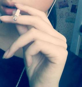 有没有一只手拿着烟的图片,要女生手