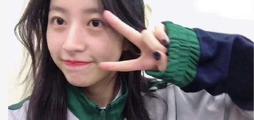 周雨彤高中有多美,穿校服素颜自拍,难怪当年一天收八封情书