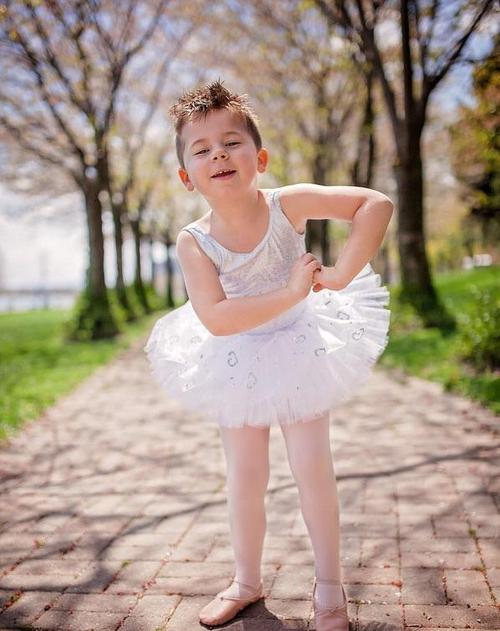 5岁儿子爱穿裙子扮小女生,这对父母用这种方法维护了孩子的心