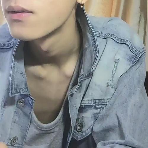 男生头像部位喉结