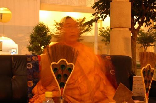 第二张照片上仁波切的身像已有一半融入光中.