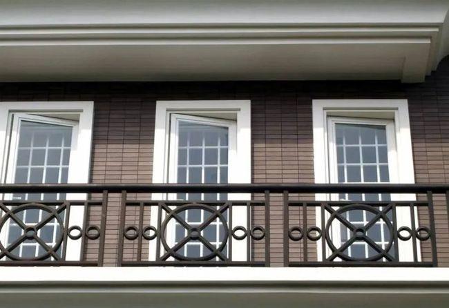 这种材质,结构的阳台护栏安全性高,强度,硬度都非常好.