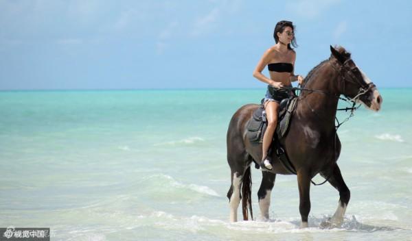 新浪娱乐讯 特克斯和凯科斯群岛当地时间8月16日, 肯达尔·詹娜