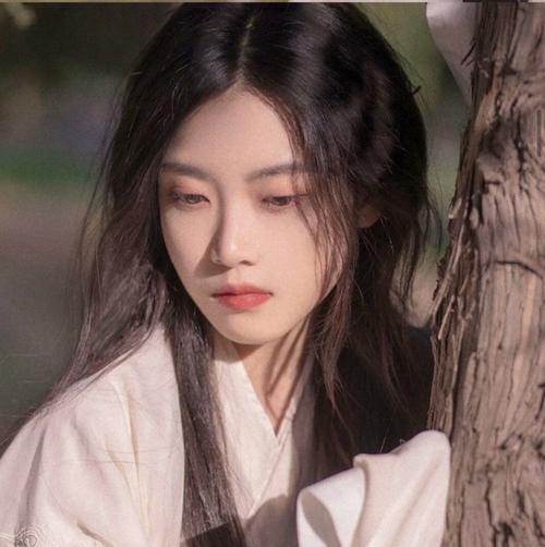 素衣美人古风女生头像