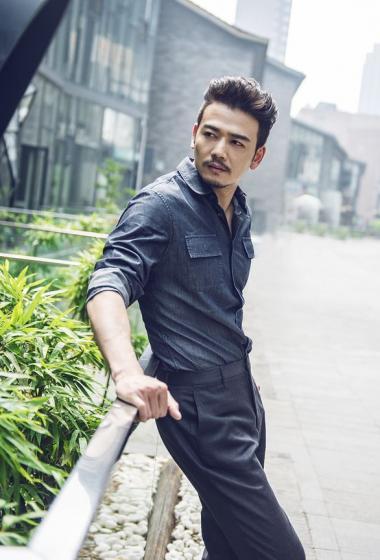 杨烁演绎雅痞魅力写真图片(6张) 杨烁魅力熟男时尚杂志封面高清图片(5