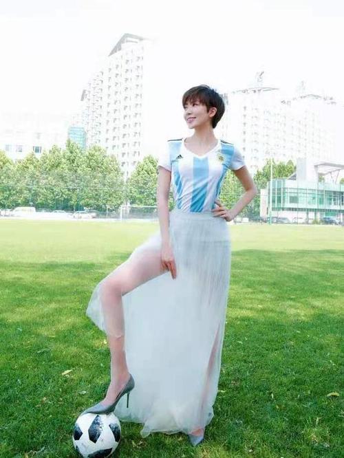 美女主持人紫檀的迷人大长腿