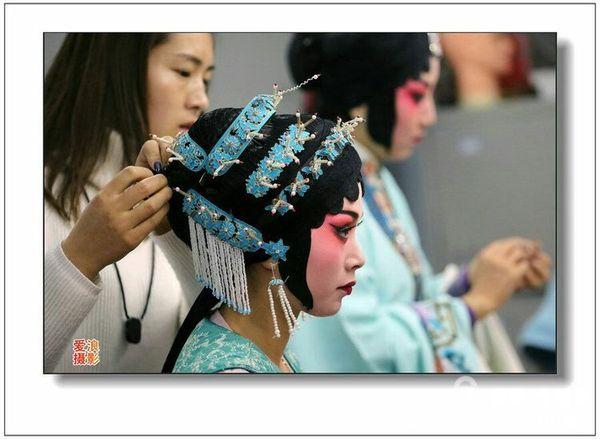 董爱春(右),演员路欢在化妆师帮助下忙碌着.