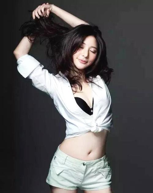 38岁熊乃瑾,艳丽大气性感火辣,散发着自信的气质