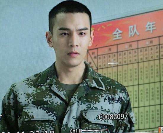 经超《青春集结号》赶拍 军装鲜肉遇暴雨湿身