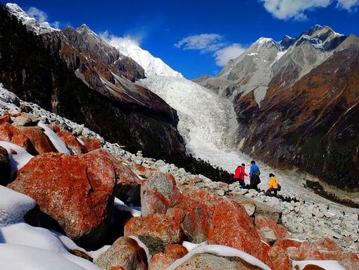 早餐后成都出发,经雅安,泸定前往海螺沟